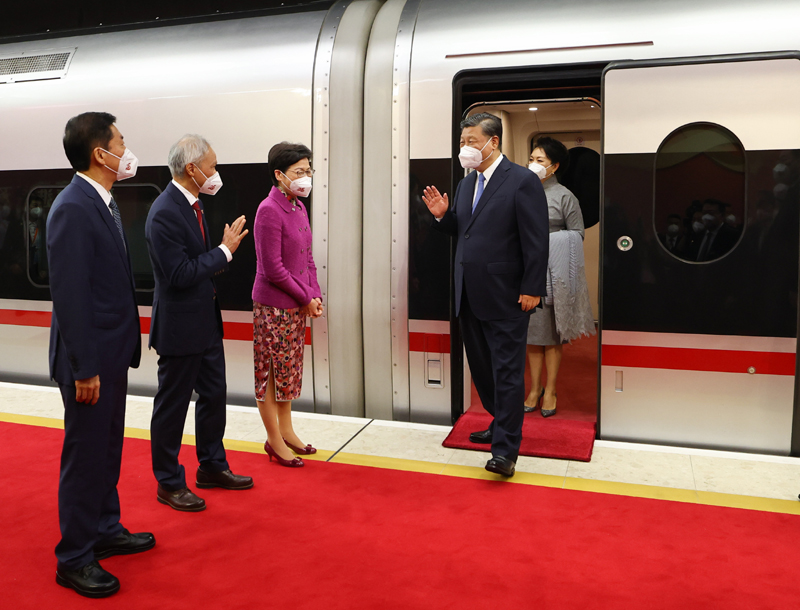 习近平抵达香港出席庆祝香港回归祖国25周年大会暨香港特别行政区第六届政府就职典礼并视察香港